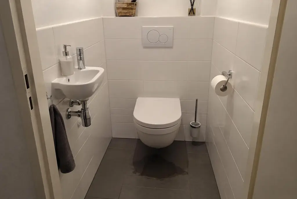 Lekdetectie Sassenheim – natte vloer bij een toilet