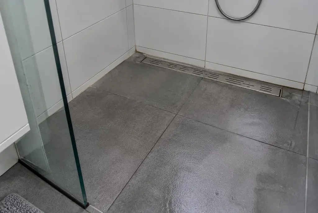 Lekdetectie Sassenheim – lekkende inloopdouche met natte voegen