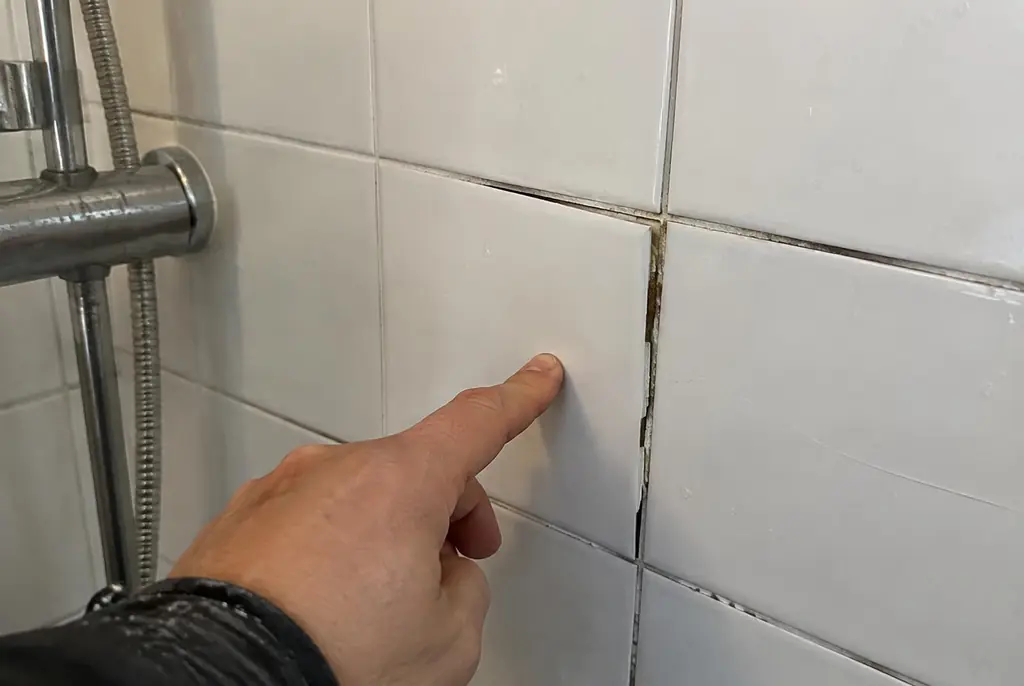 Lekdetectie Sassenheim – losse, holle badkamertegels door een lekkage