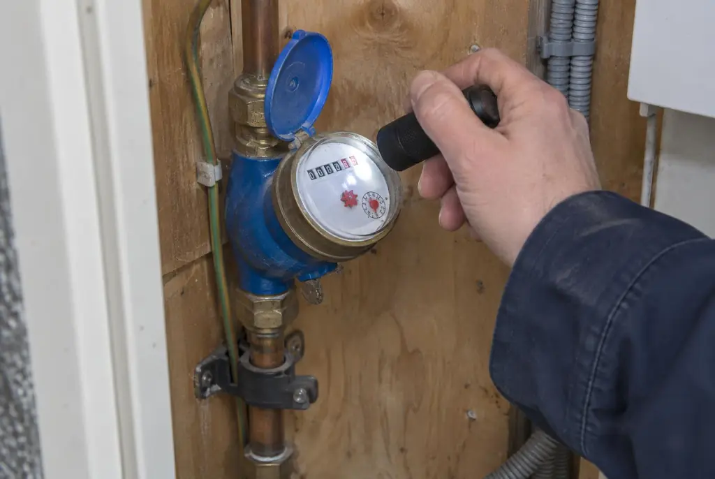 Lekdetectie Sassenheim – watermeter in de meterkast controleren met een zaklamp